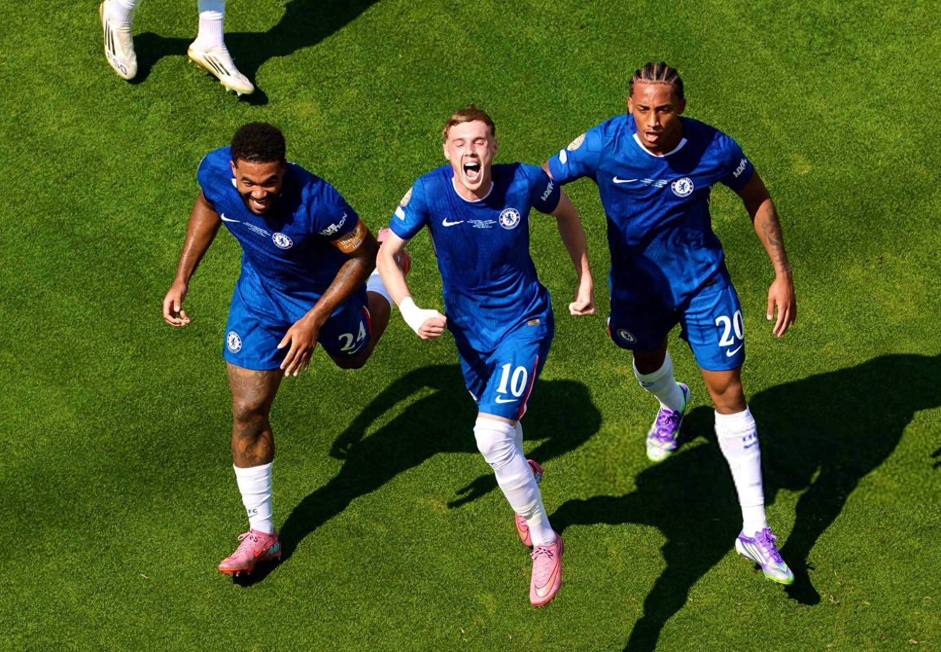 包含赛地聚焦——法国杯加时末段热度飙升；北京首钢绝杀压哨；质疑声仍在；更衣室氛围转暖的词条